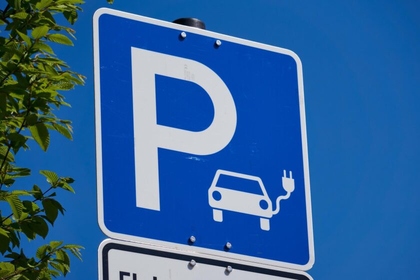parcheggio ricarica auto elettrica