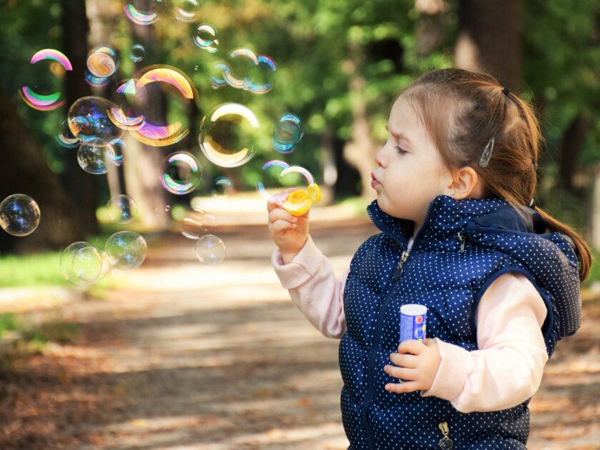 bambina bolle di sapone
