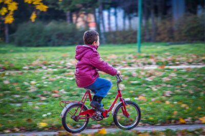 Bambino in bicicletta