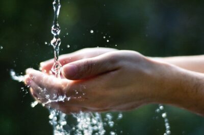 mani acqua