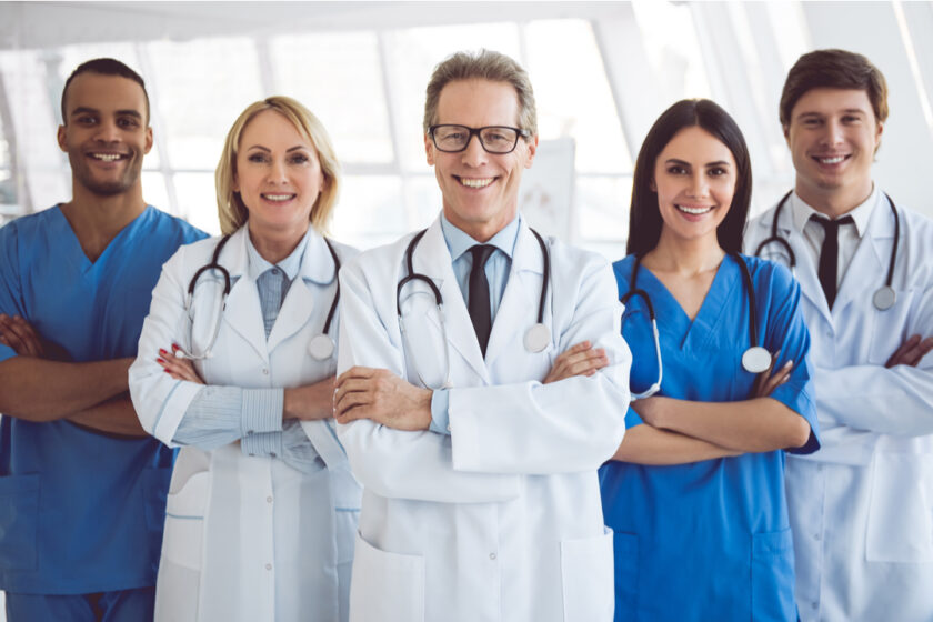 Medici-e-infermieri-gruppo-no-mask
