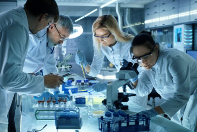Team-di-ricerca-medica