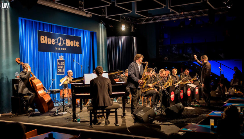 La Monday Orchestra e al centro Emanuele Cisi (sax)