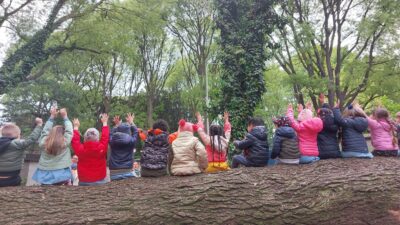 Bambini materna scoprono il giardino