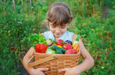 bambina verdure