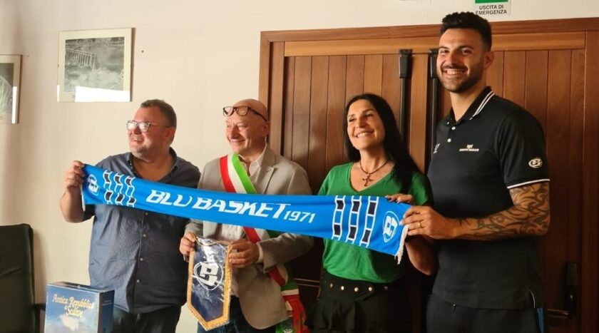 Magoni-con-presidente-Stefano-Mascio-sindaco-Marco-Pizio-capitano-Brian-Sacchetti (1)