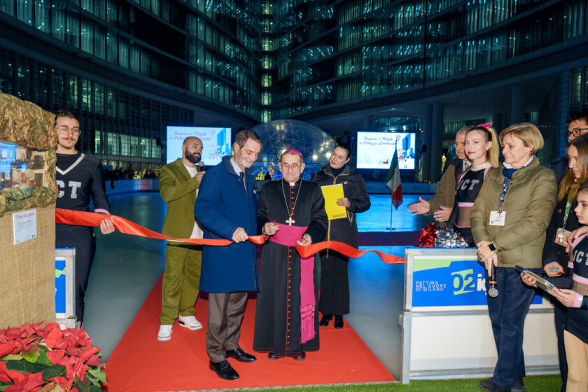 Inaugurazione Natale piazza città di Lombardia