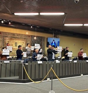 maggioranza chiede dimissioni luca ghezzi cinisello