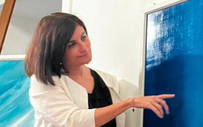 Giulia Zanesi con l'opera dell’artista Mauro Bursi
