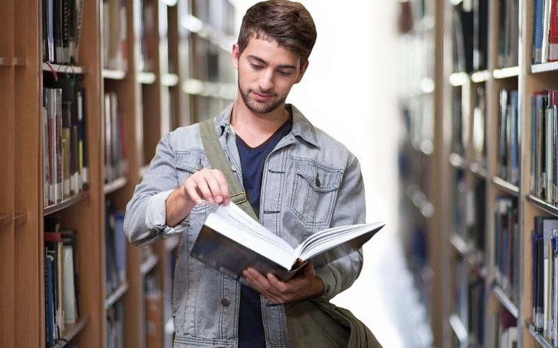 ragazzo biblioteca giovani giovane servizio civile