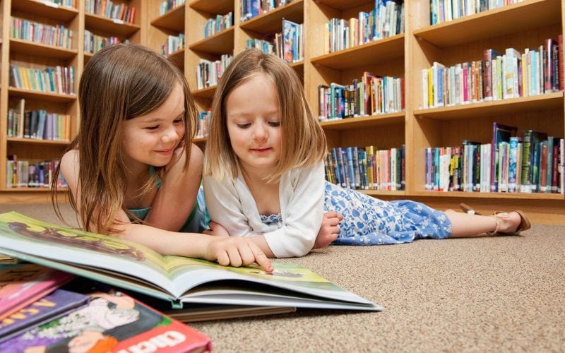 bambini leggere biblioteca laboratorio