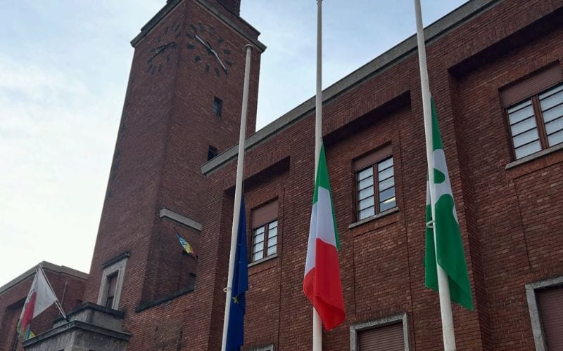 villasanta municipio bandiere mezz asta