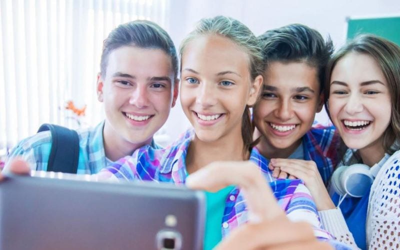 giovani ragazzi studenti