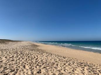 Vacanze al mare leffetto trappola della sabbia dalle passeggiate ai racchettoni ecco le insidie della vita da spiaggia