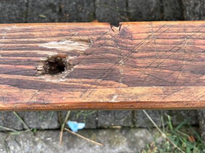 Panchine vandalizzate