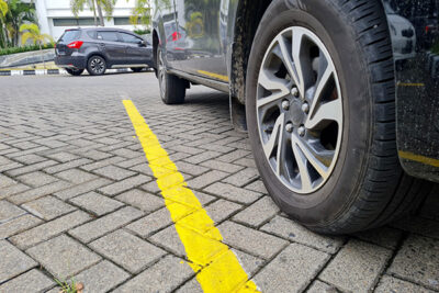 Striscie gialle parcheggio